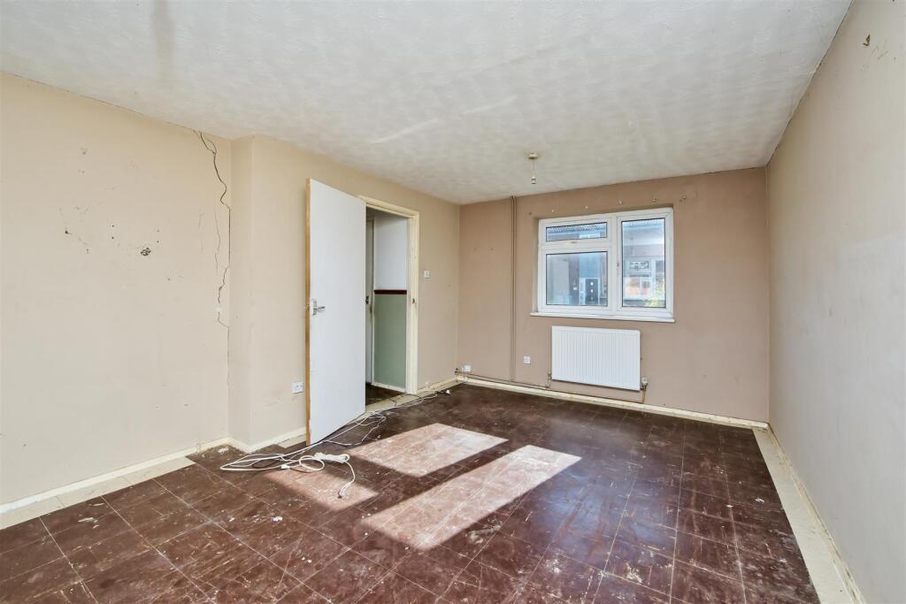9-9 Jubilee Close Islip-9-DeNoiseAI-clear.jpg