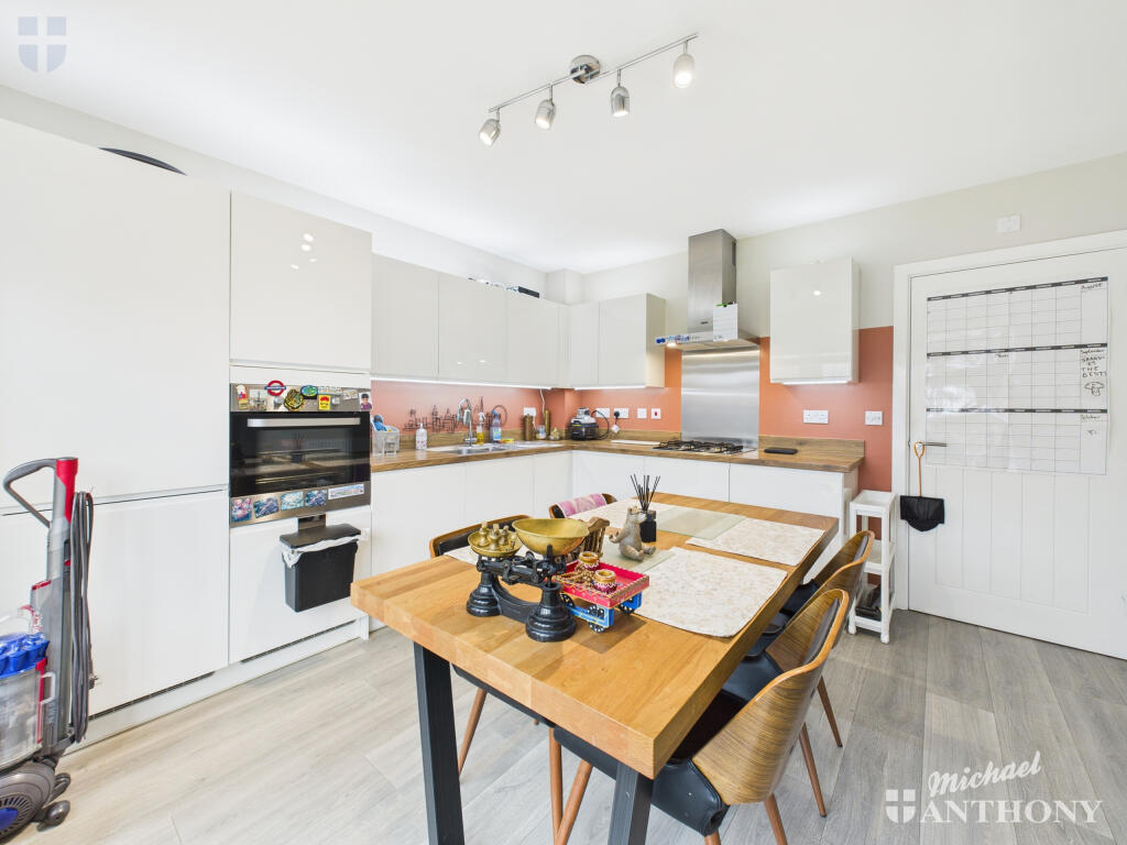 CAM03852G0-PR0493-STILL008