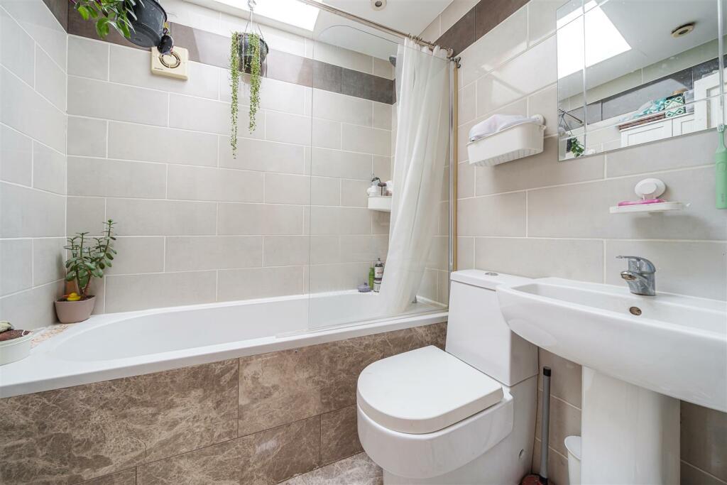 annexe bathroom h.JPG