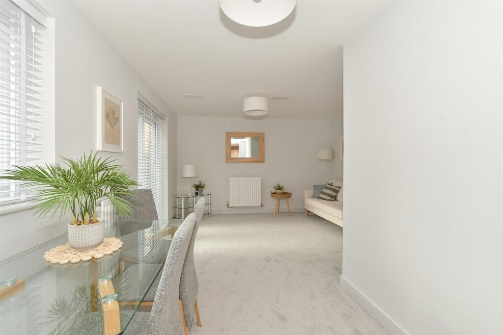 Lounge/Dining Area