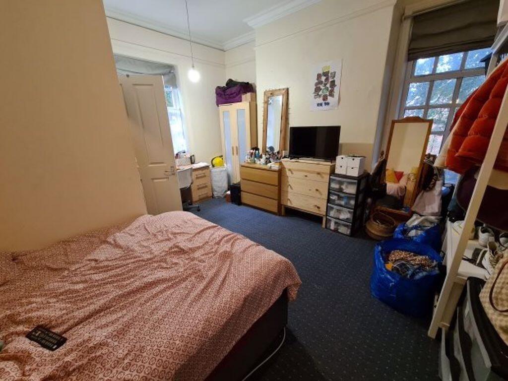 A cozy bedroom featuring a double bed with a pi...