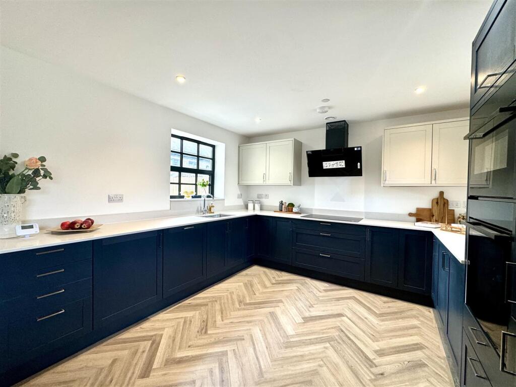 OPEN PLAN KITCHEN/DINING/FAMILY ROOM