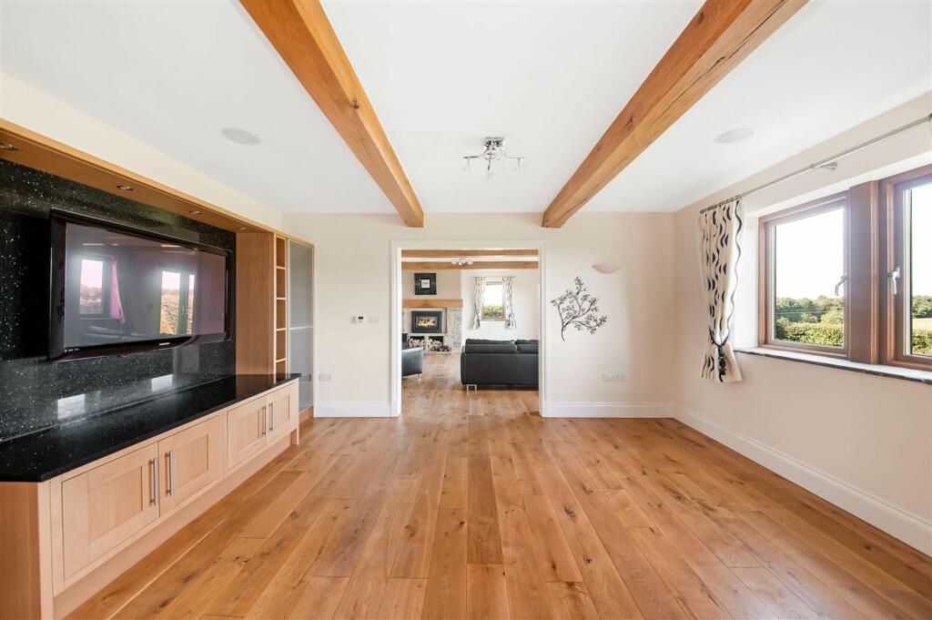 DINING / ADDITIONAL SEATING