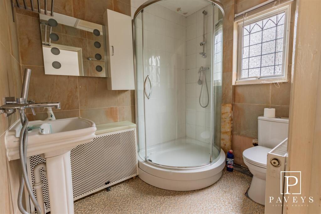 ENSUITE TO MASTER BEDROOM