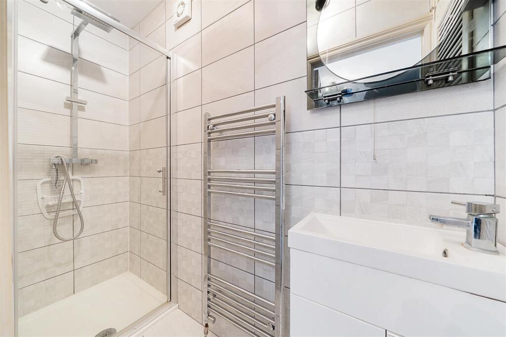 En Suite Shower Room: