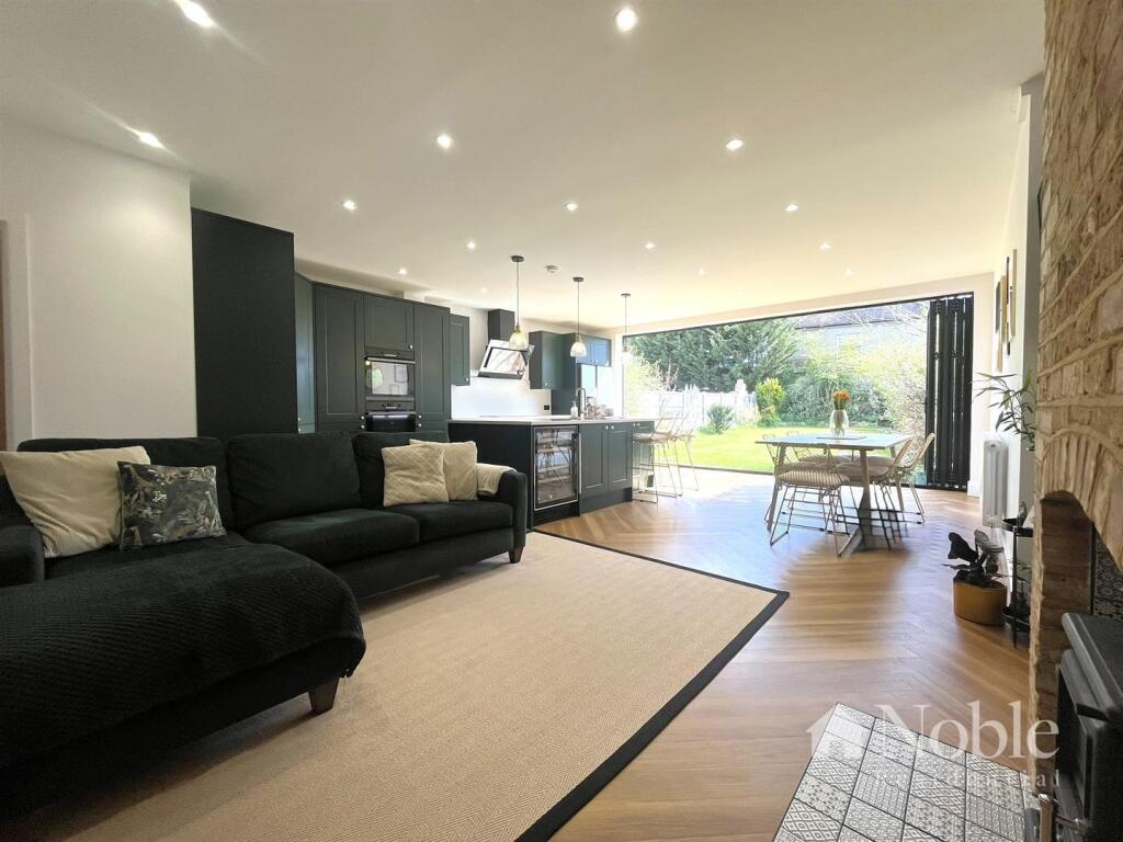 Kitchen/ Dining Room