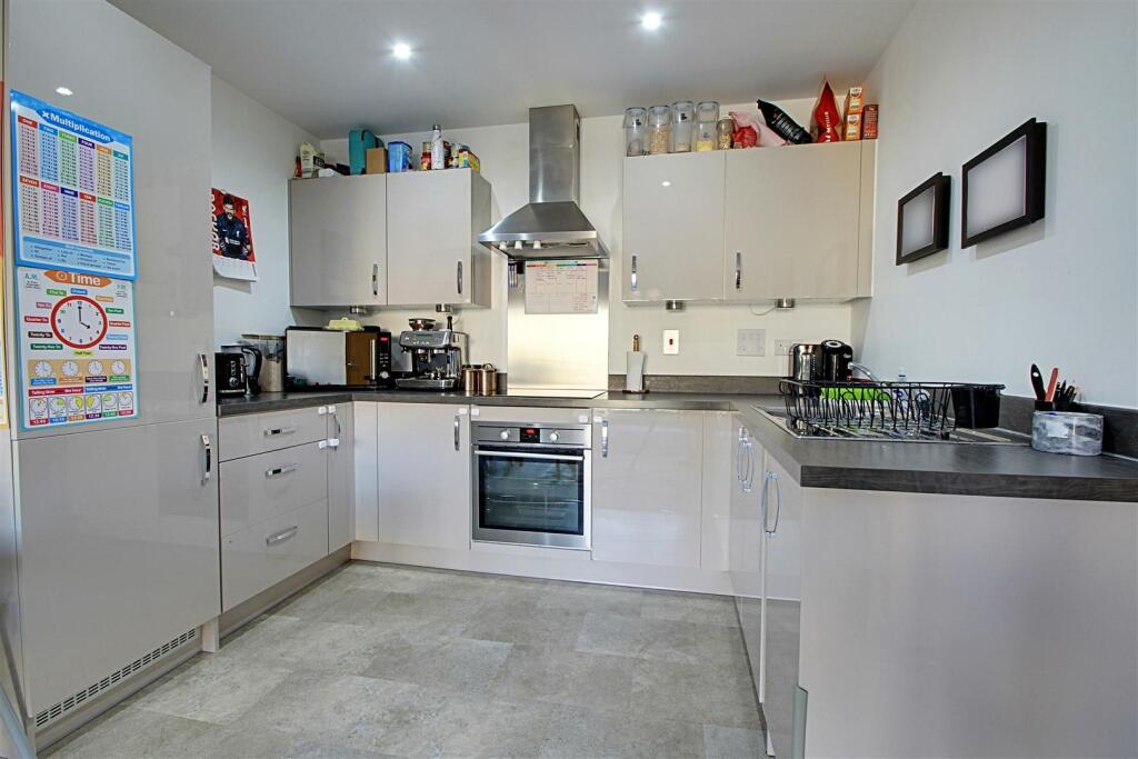 Kitchen 1.jpg