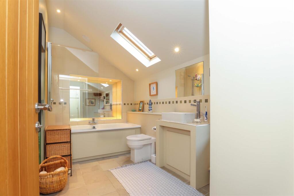 3 Grange Farm Barn_Hengrave [Bathroom] 01 Low res.