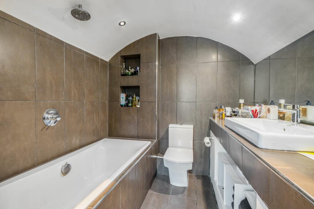 En suite to bedroom one