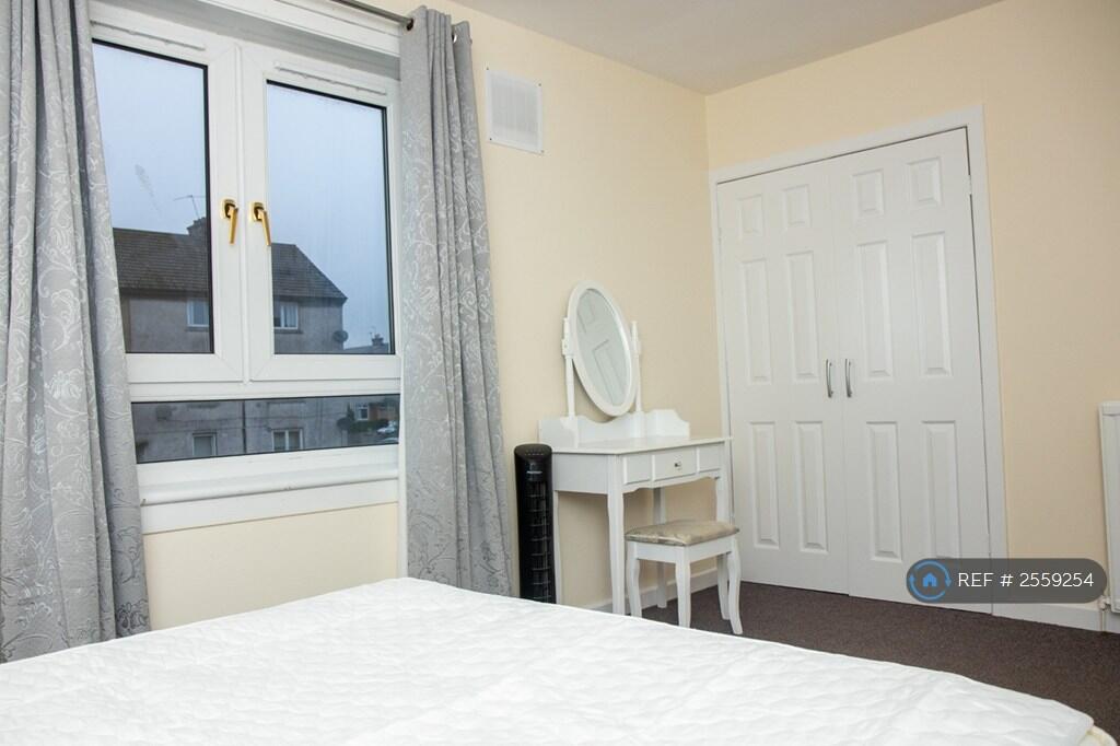 Large Bedroom 1 With Built In Wardrobe