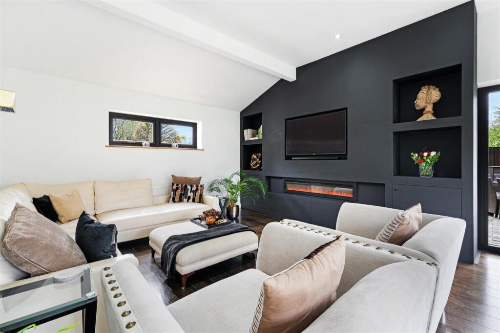 Extended diner-family room