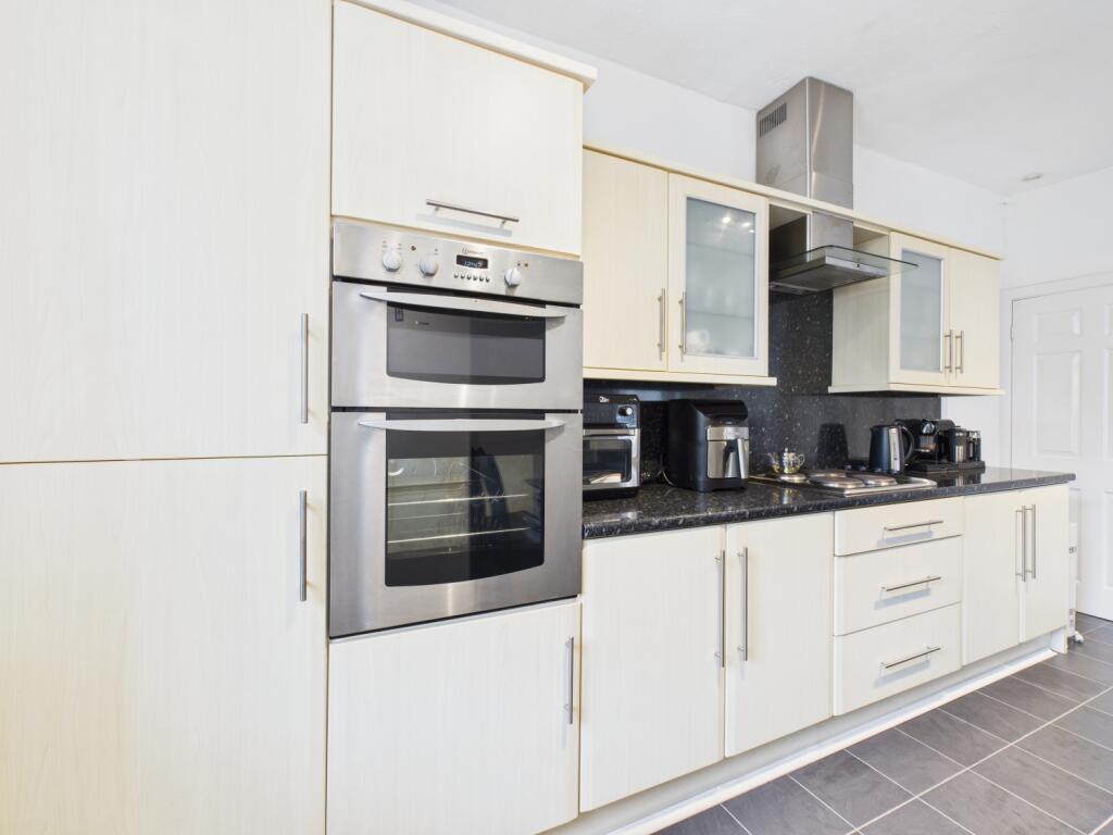 CAM03729G0-PR0166-STILL010