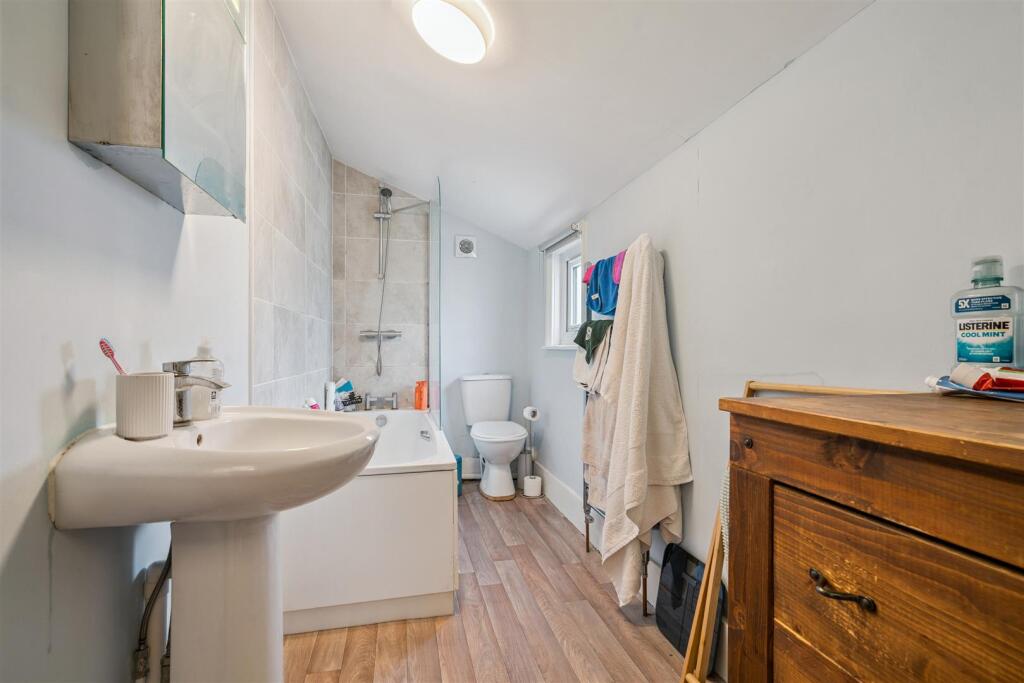 2a Gambole Road SW17 bathroom 2.jpg