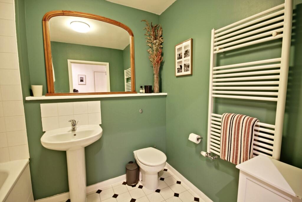 101 QMH - Bathroom