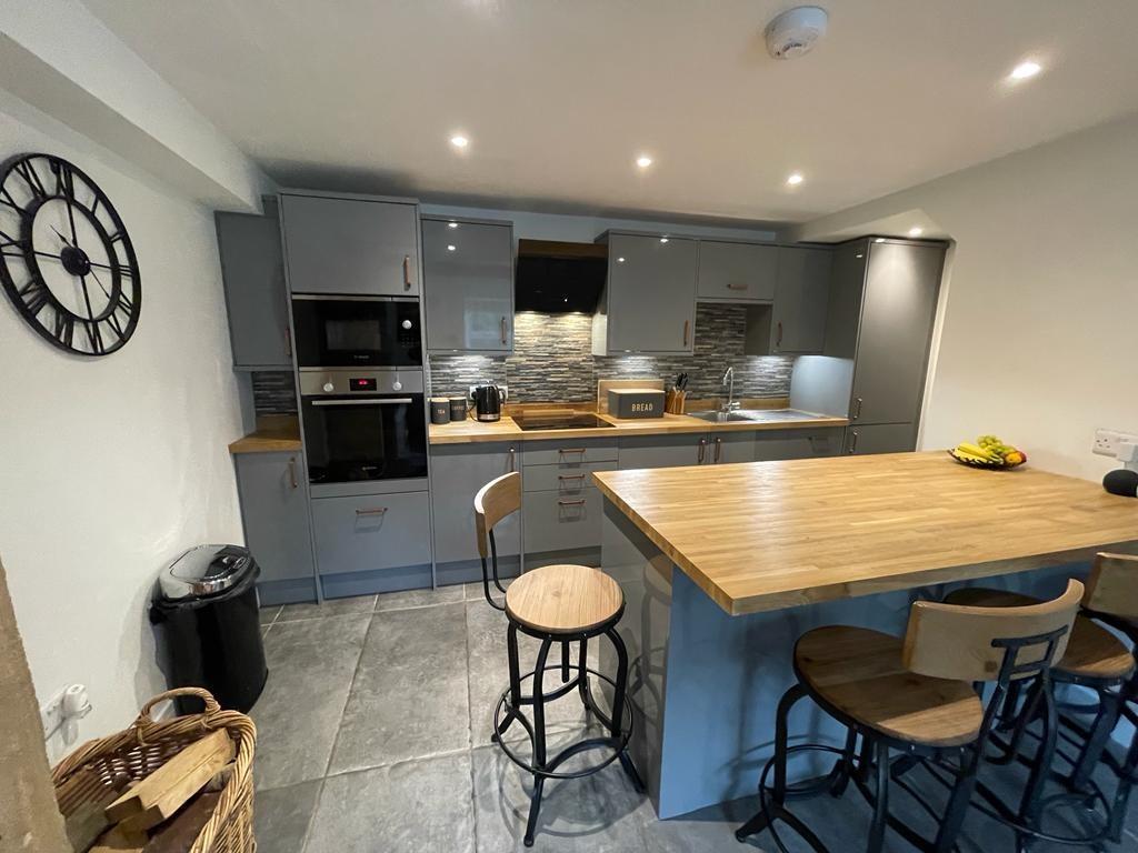 OPEN-PLAN LIVING/DINING ROOM