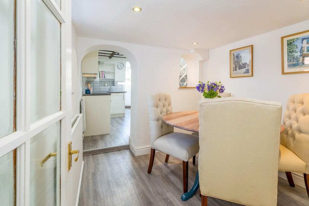 1440px-Cavell Cot...