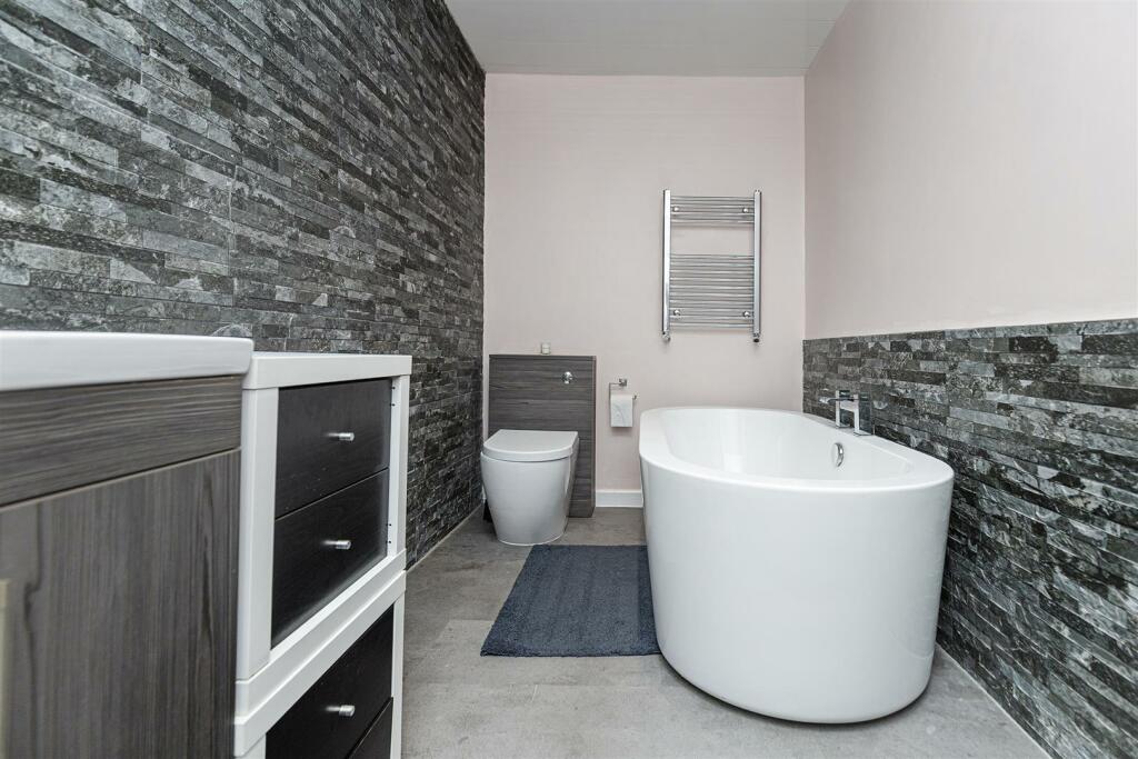 Bramleys Estate Agents - Maple Grove (38).jpg