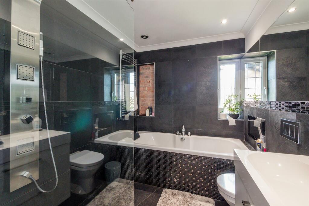 Bed 1 En Suite