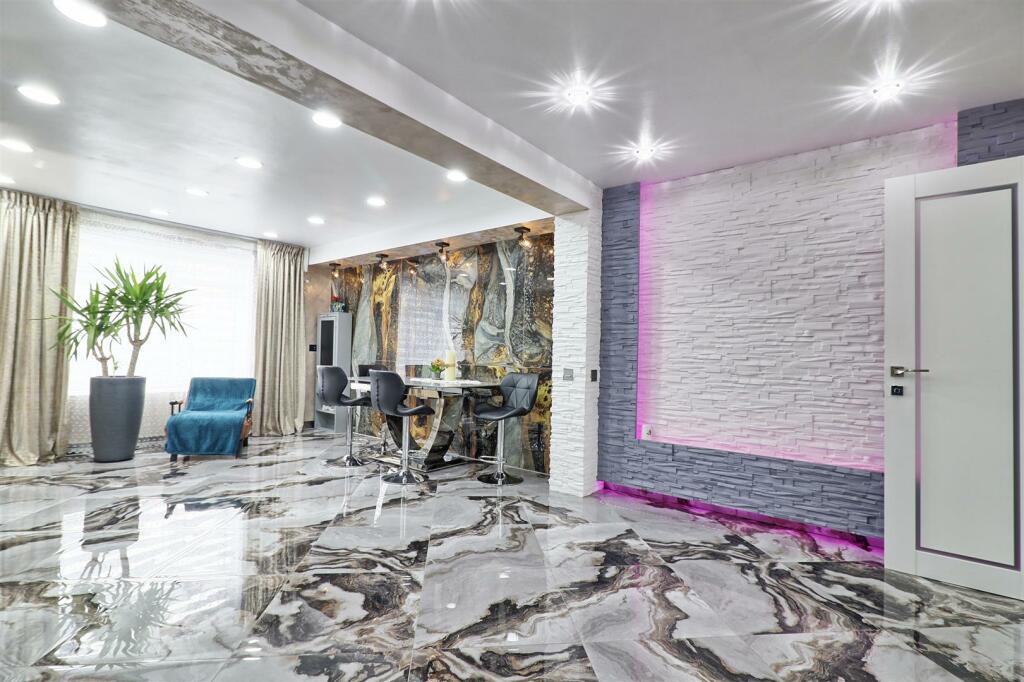 IMG_7204_5_6_easyHDR-interior3.jpg