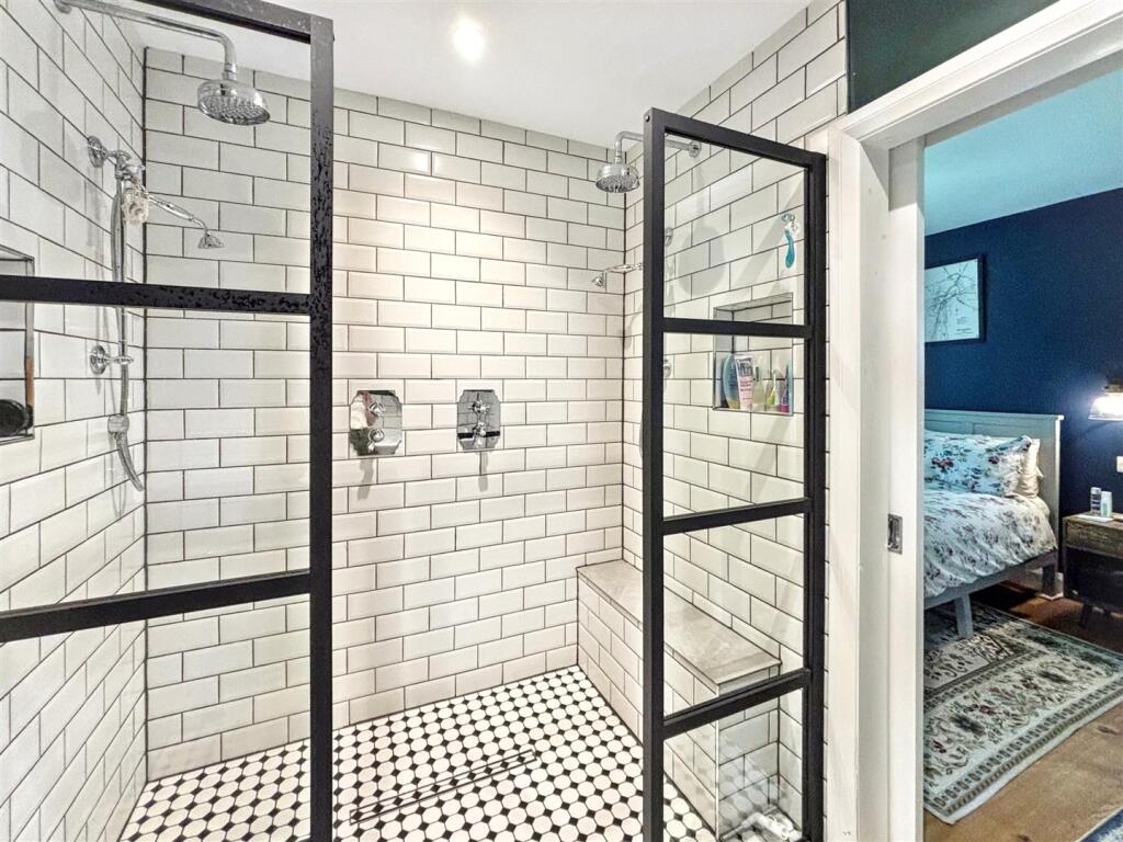 Ensuite 1.jpeg