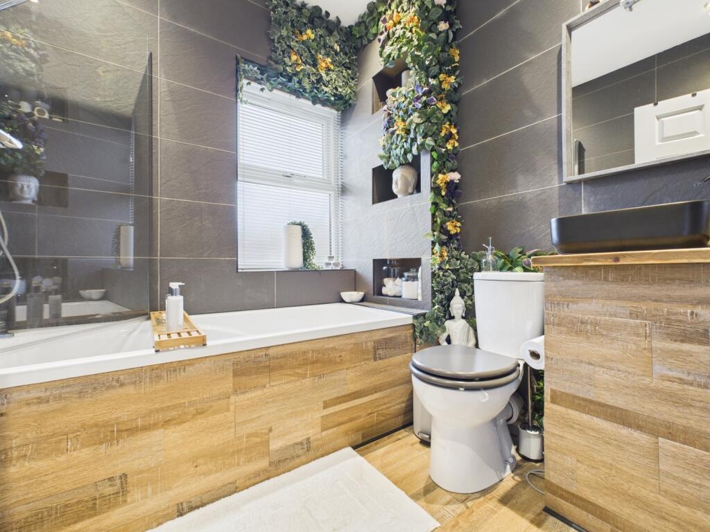 CAM03729G0-PR0075-STILL014