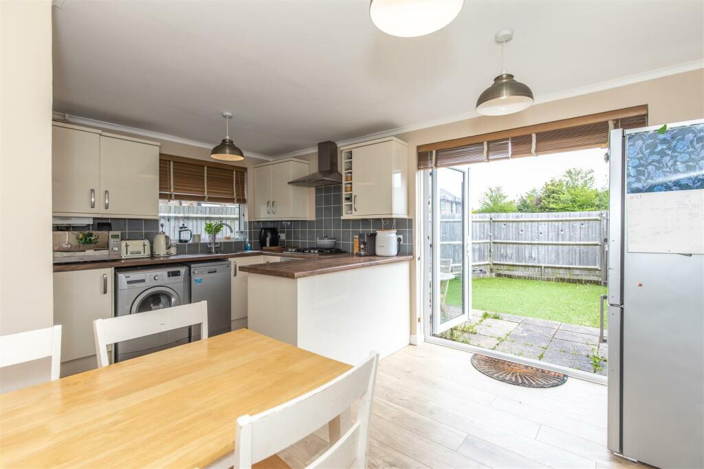 KITCHEN &amp; BREAKFAST/DINING ROOM
