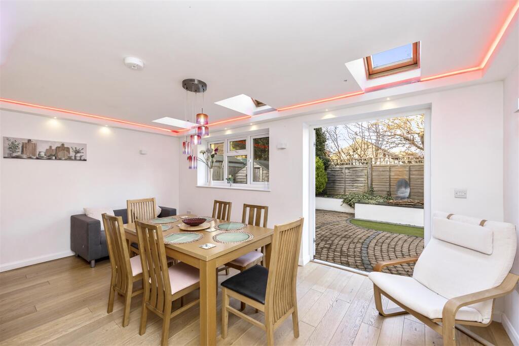 Courtlands Close 8-012.JPG