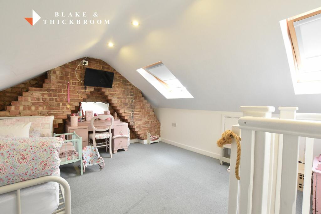 LOFT ROOM
