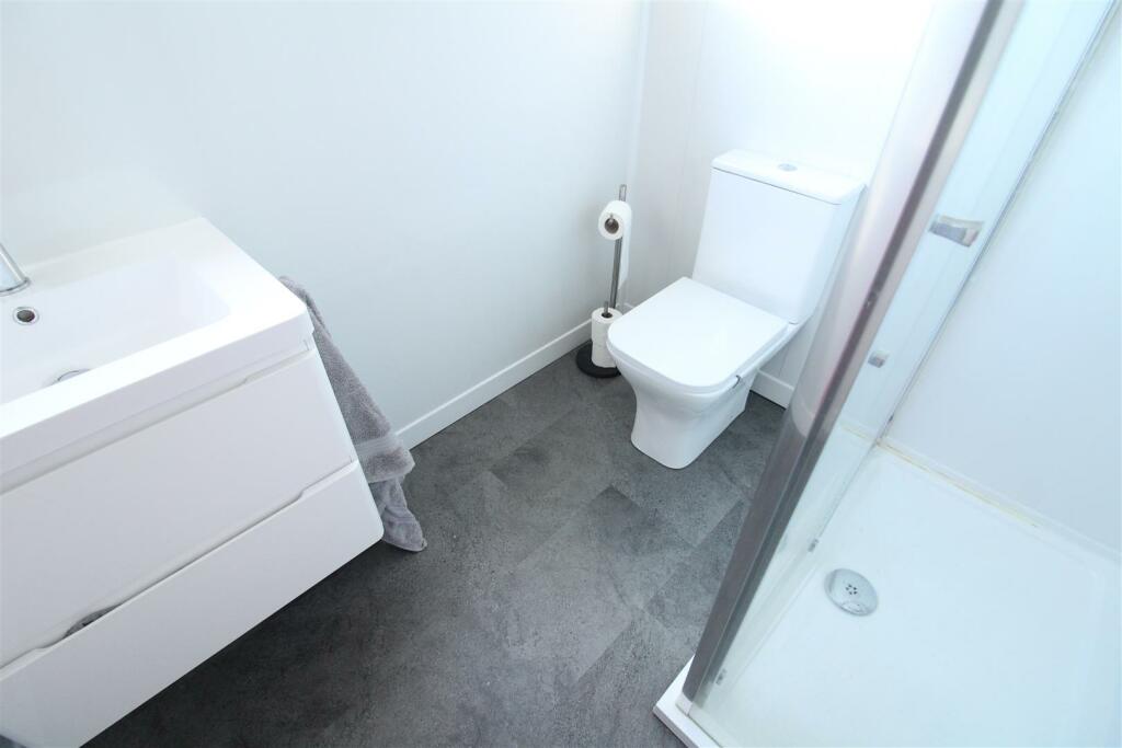 ENSUITE SHOWER WC