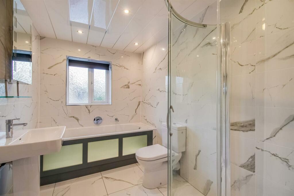 EN SUITE BATHROOM/W.C.