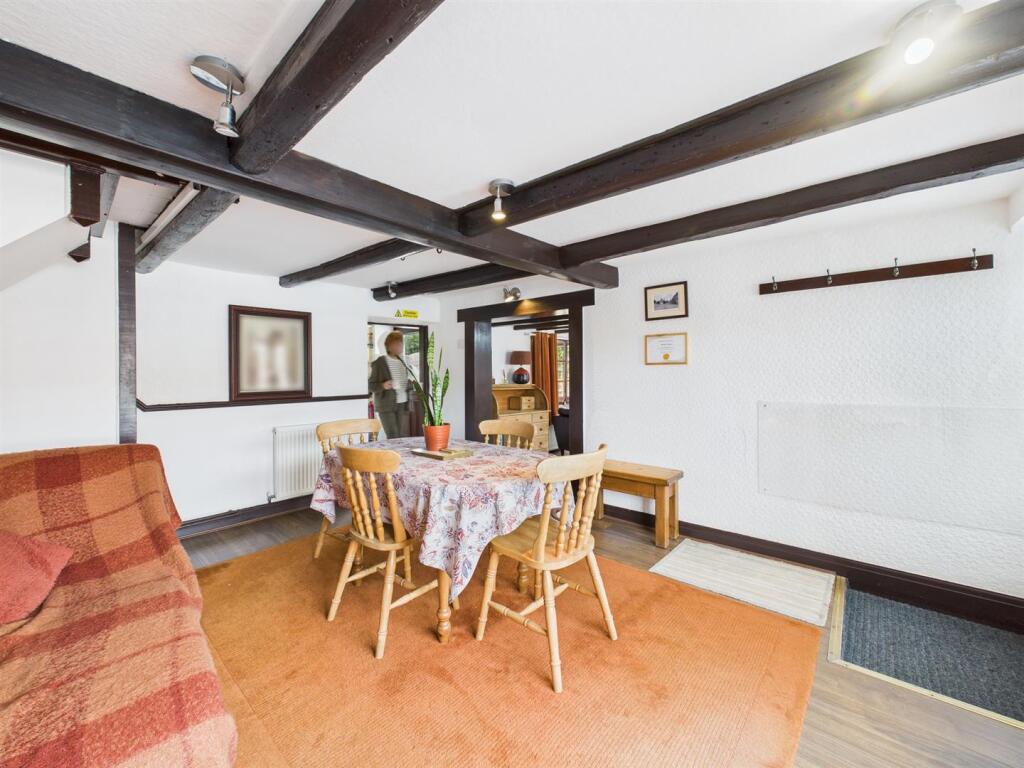 Dining room: