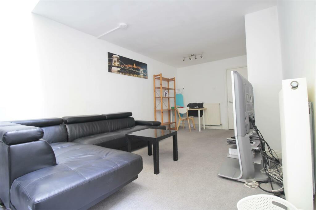 Student-letting-agent - living room 2.JPG