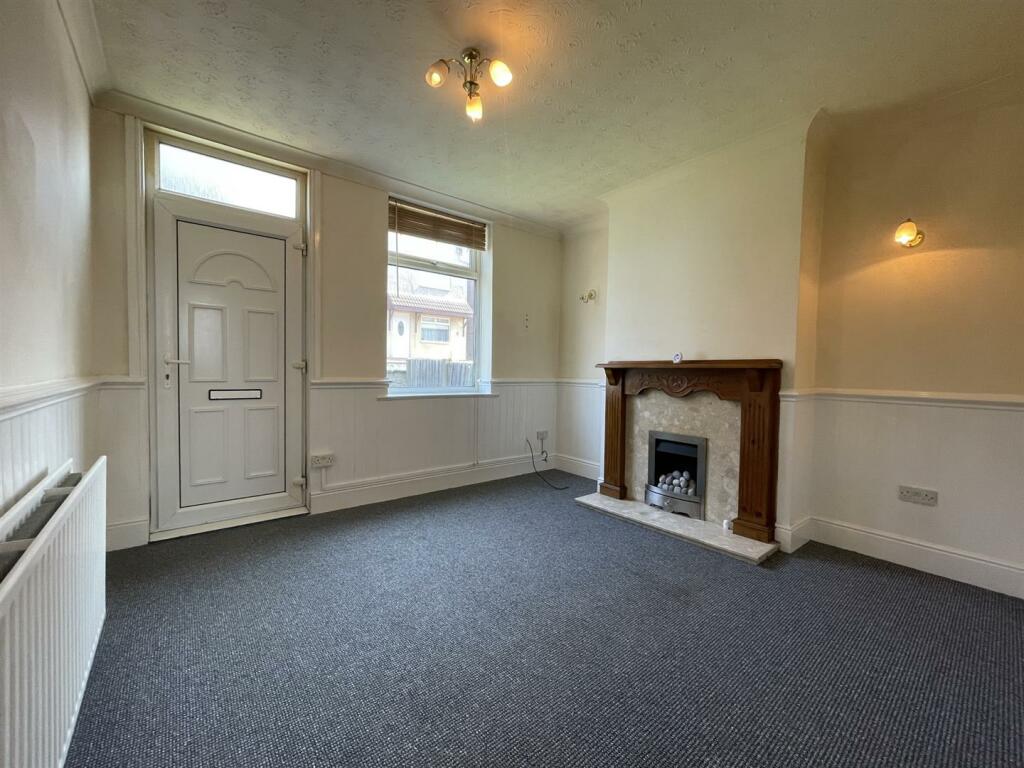 2 Living Room.JPEG