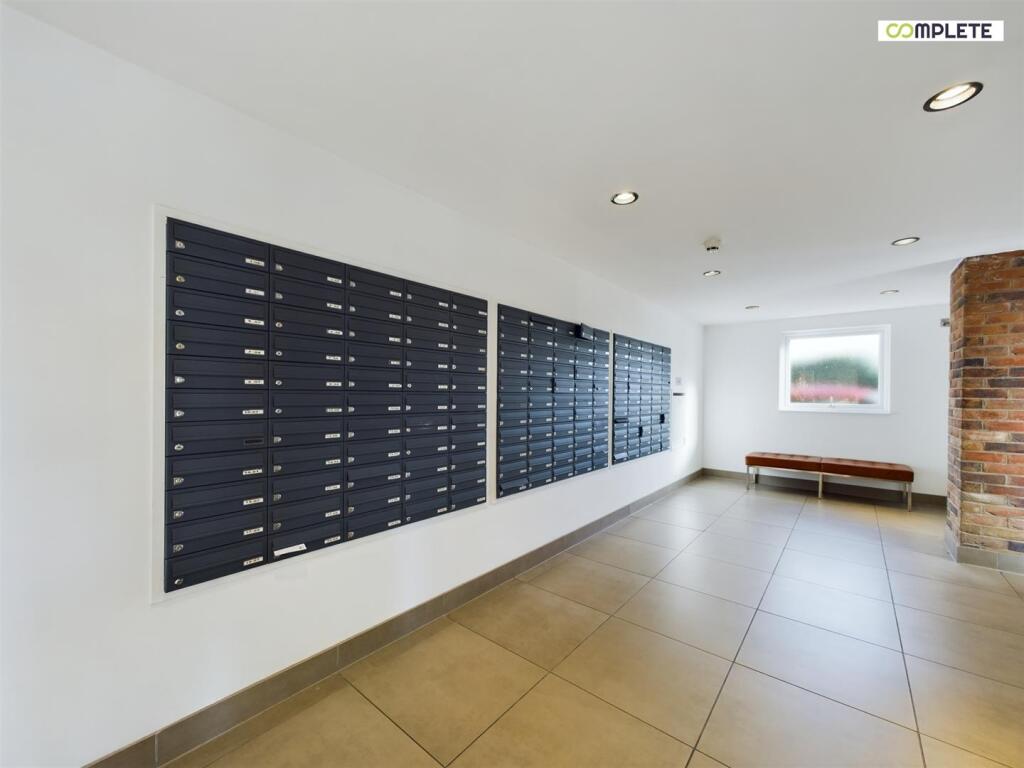 CAM01231G0-PR0080-STILL015