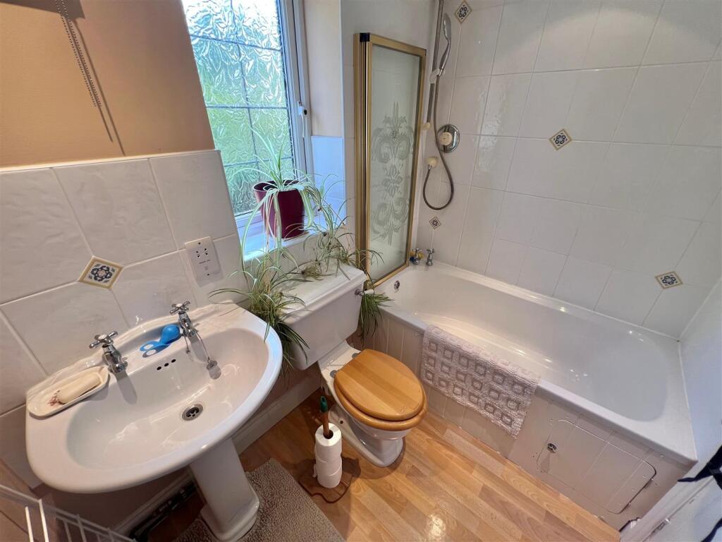 Bathroom 2.jpg