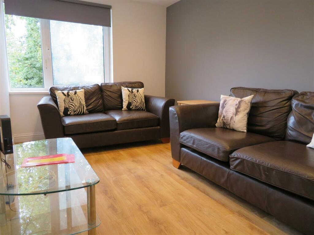 13 Milverton Lounge.JPG