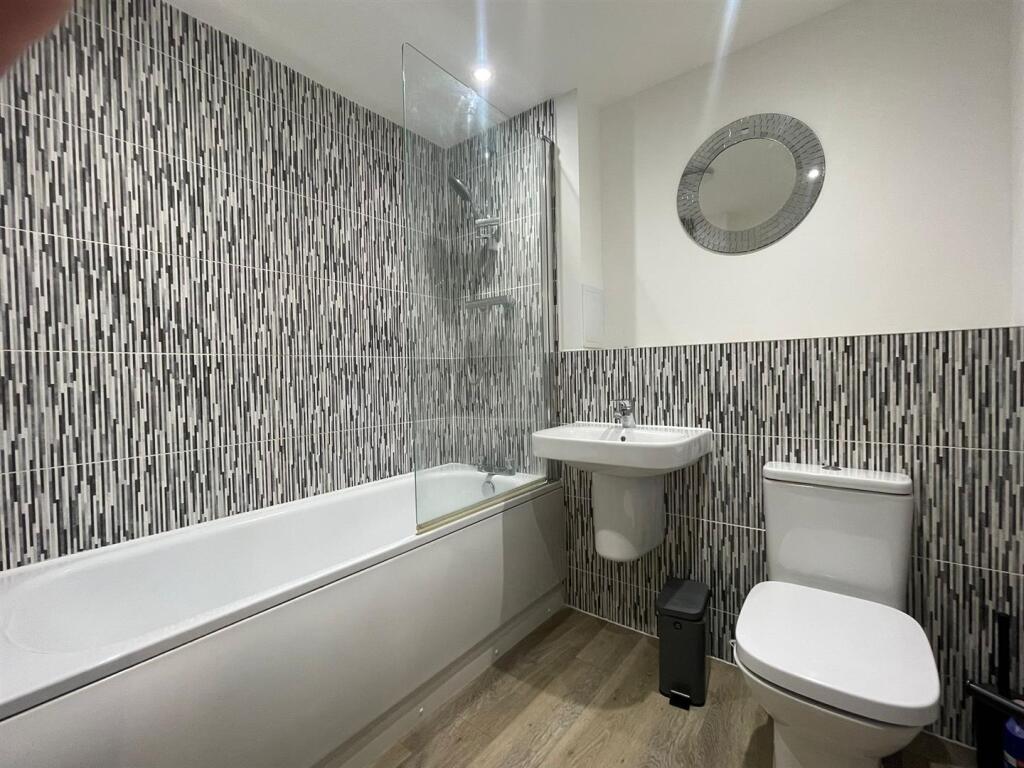 Main Bathroom.jpg