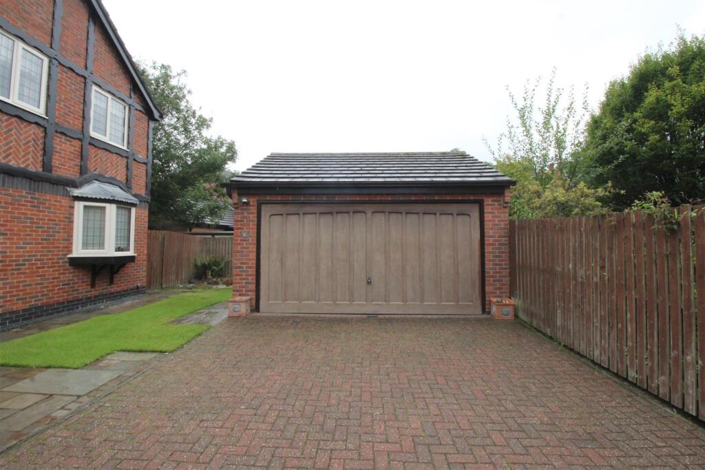 Mendip Close, garage.JPG