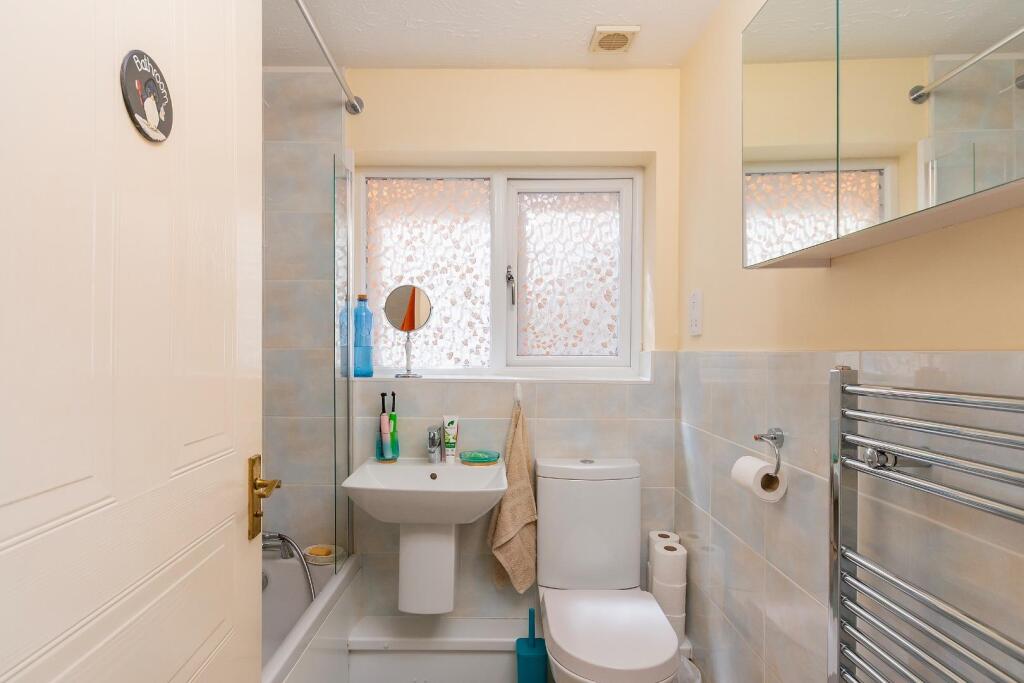 2L1HFS - Bathroom A.jpg
