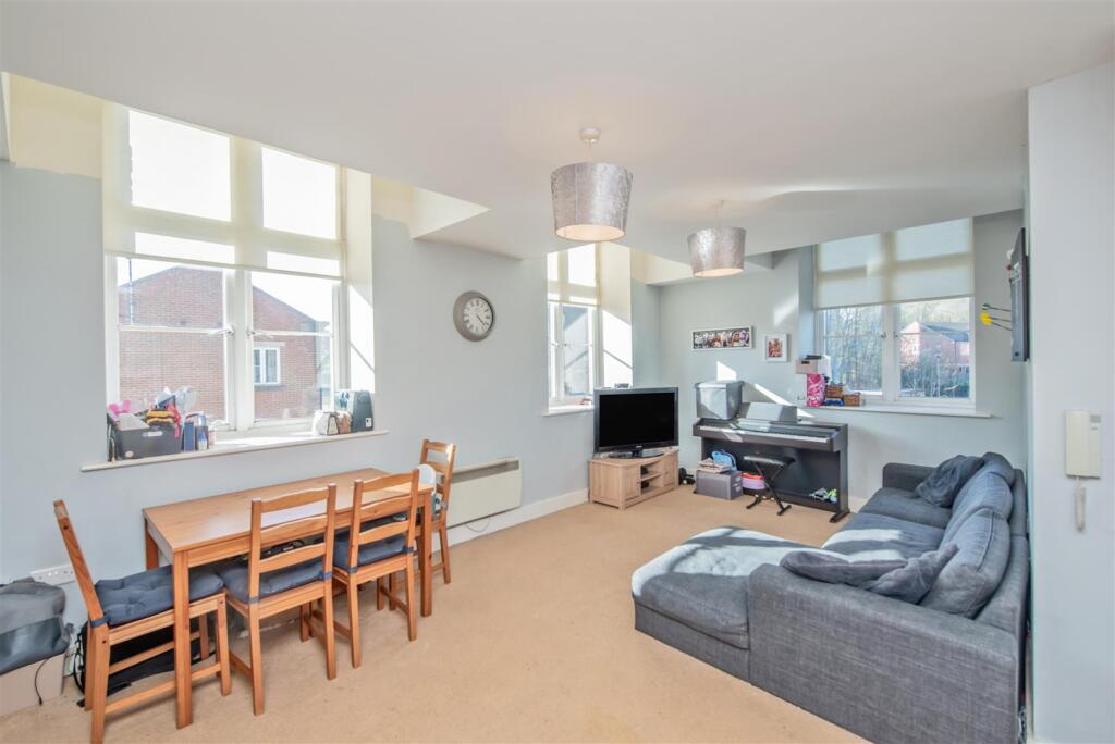 Open Plan Living Room / Dining Area / Fitted Kitch