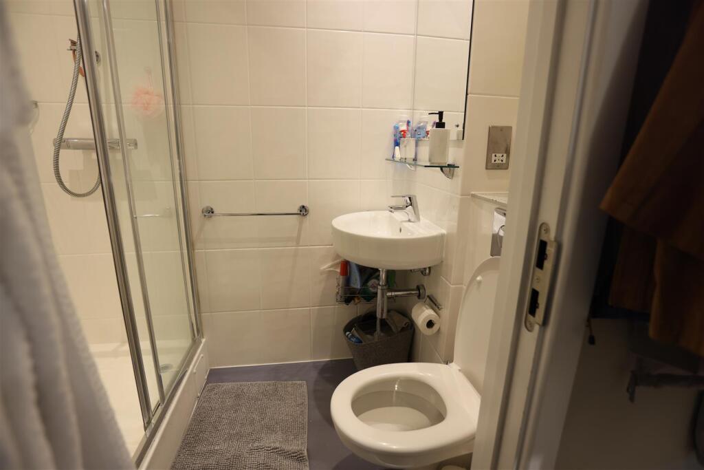 117 Jesmond bathroom 2.JPG