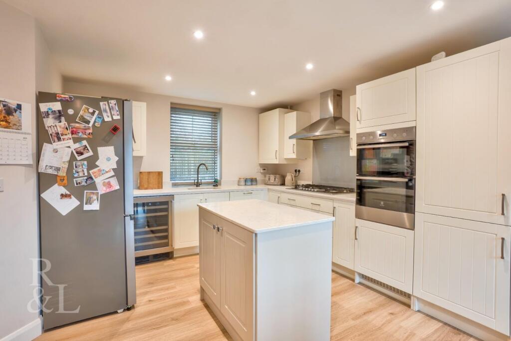 21 Dennis Way (14).jpg