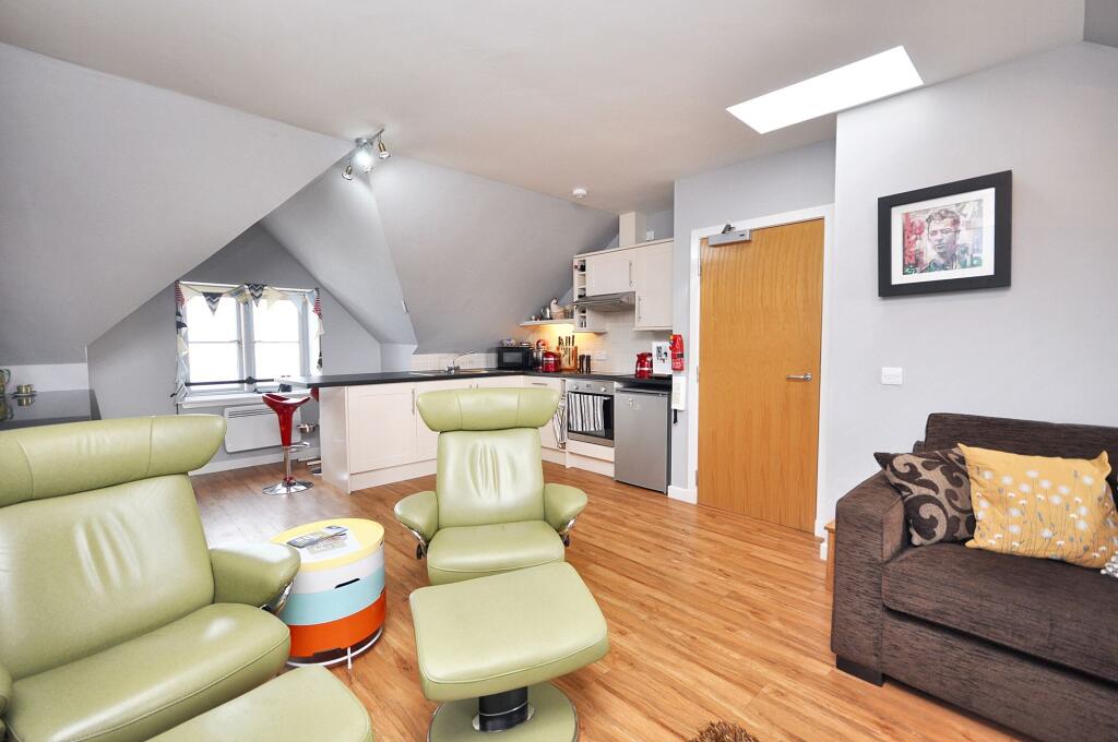 Dining Kitchen/ Lounge