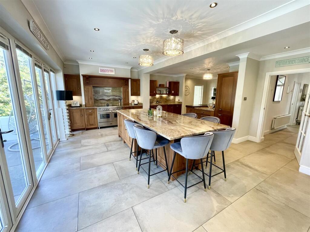 2. kitchen2.jpg