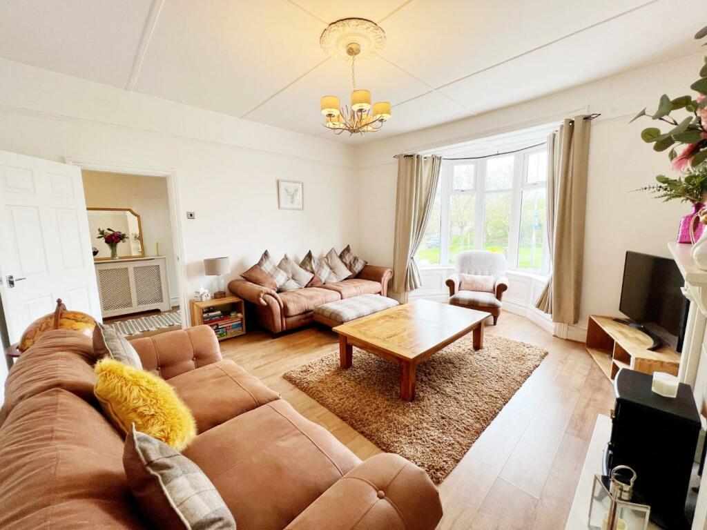 Lounge pic 2.jpg