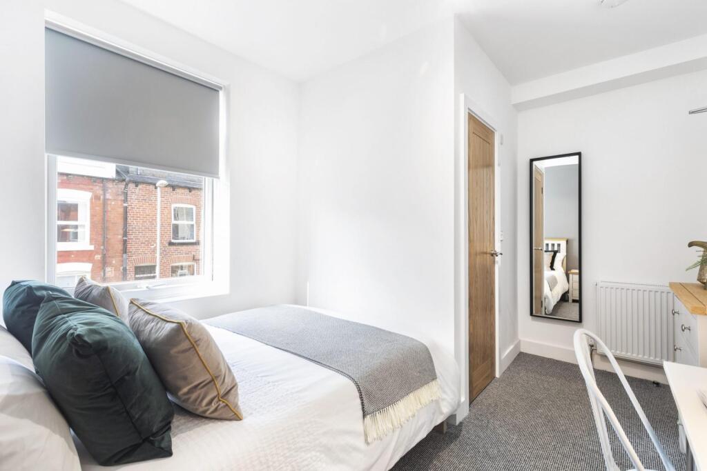 Bright, neatly presented double bedroom with a ...