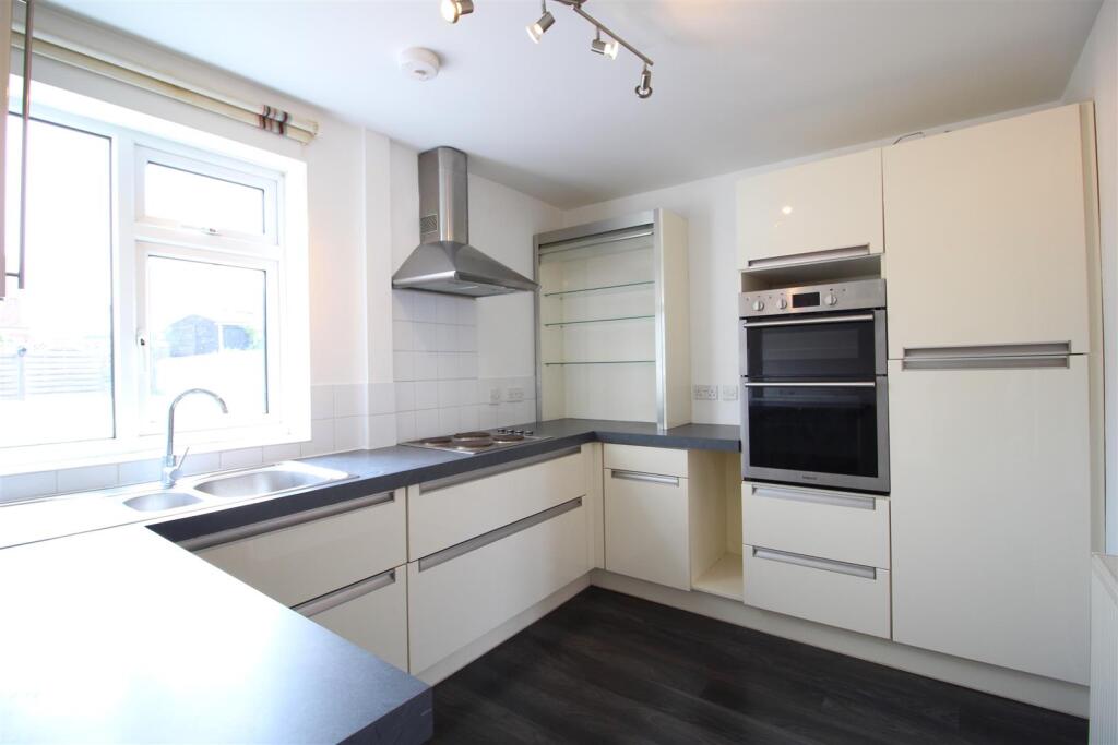 140WR - Kitchen (1).JPG