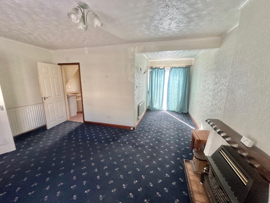 5. Lounge/Dining Room