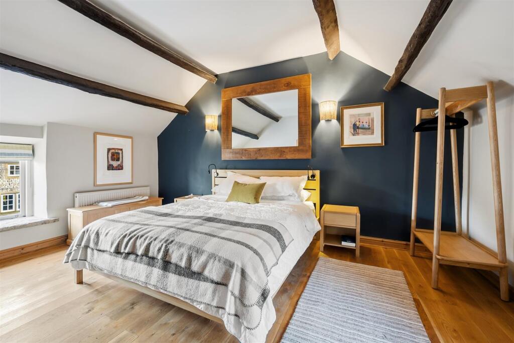 Saxton Mee Well Yard 0002.jpg