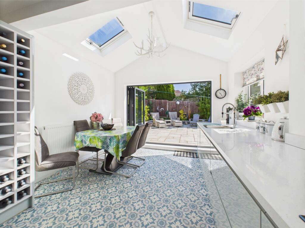 CAM03729G0-PR0042-STILL025